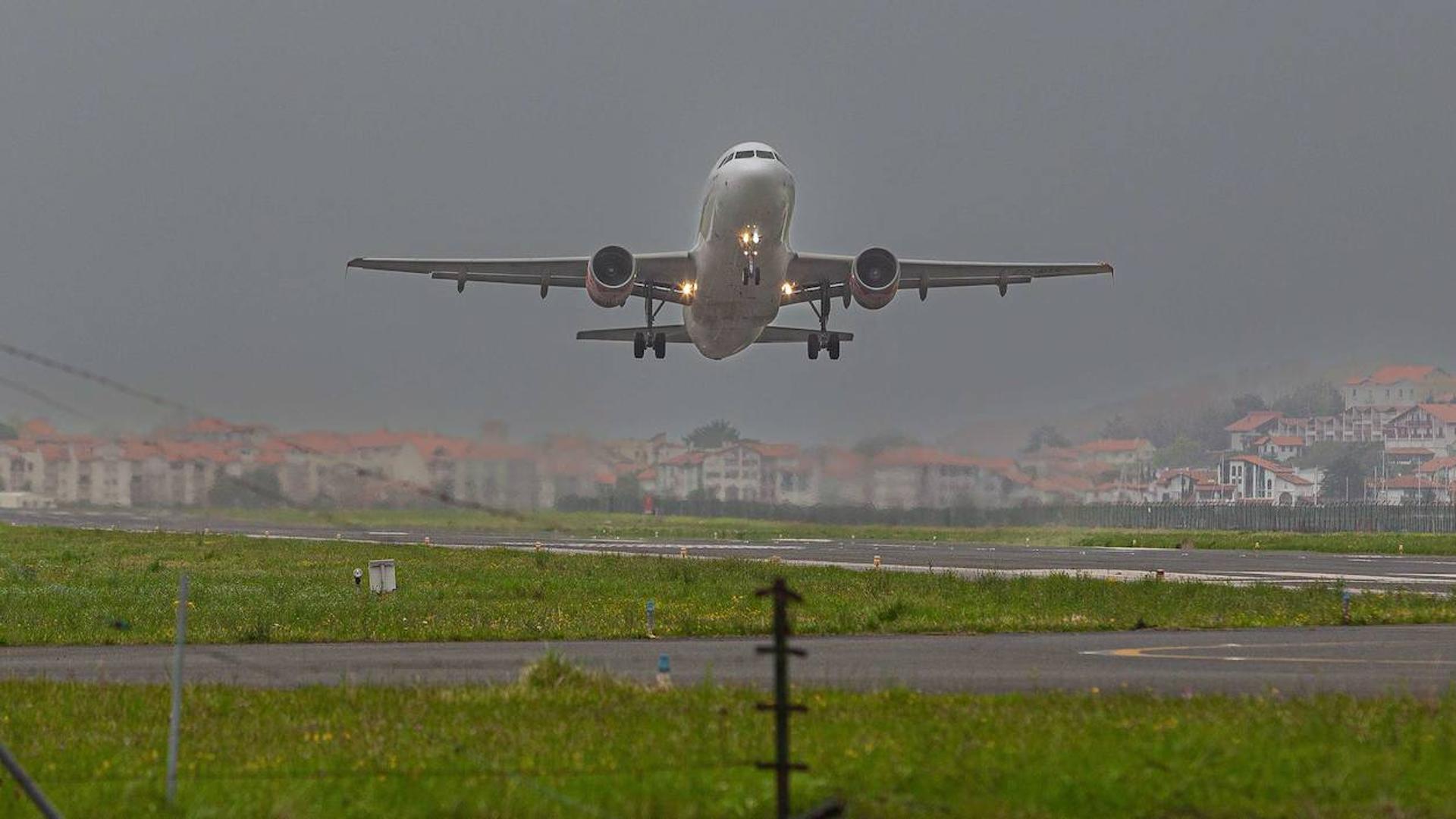 El Aeropuerto De Hondarribia Suma Hasta Marzo Un M S Pasajeros Que